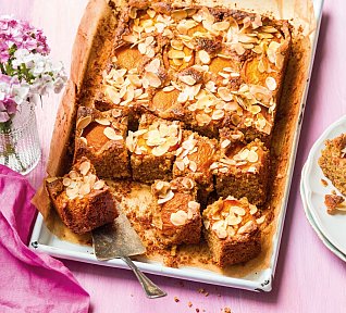 Mandlová buchta s meruňkami