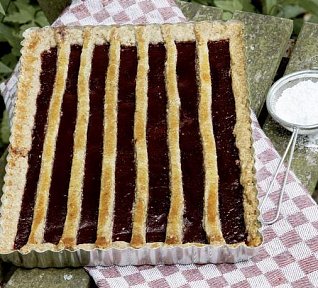 Ořechový koláč s trnkovou zavařeninou