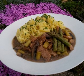 Zázvorové maso s chřestem a steakovým žampionem