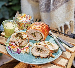 Rolovaný bůček s pestem, salátem a meruňkovou majonézou