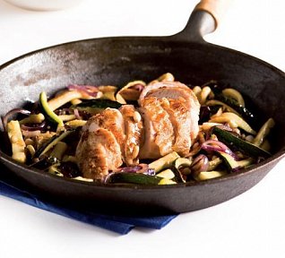 Grilované kuře s piniovými jadérky, cuketami a rajčatovým salátem