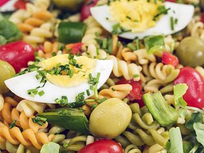 Výborný těstovinový salát s vejcem