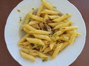 Těstoviny na curry s masem a cuketou