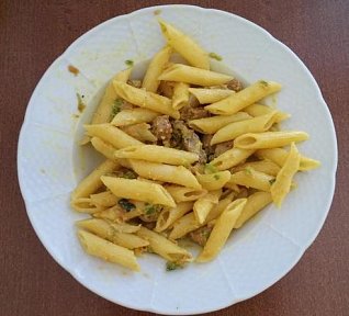 Těstoviny na curry s masem a cuketou