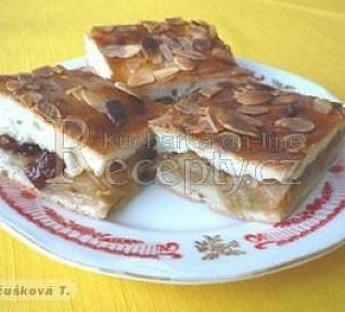 Jablkový koláč z kynutého těsta