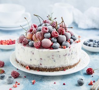 Jogurtovotvarohový cheesecake s lesním ovocem