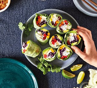 Barevné jarní závitky se třemi omáčkami