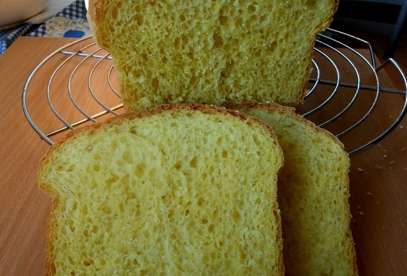 Jemný toastový chléb s kurkumou