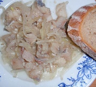 Cibulový salát se slanečky