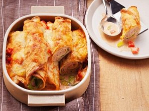 Zapečené palačinky s kuřecím masem a sýrem Zapečené palačinky s kuřecím masem a sýrem