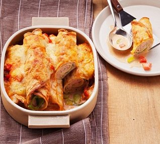 Zapečené palačinky s kuřecím masem a sýrem