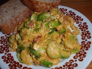 Míchaná vajíčka se sýrem a růžičkovou kapustou