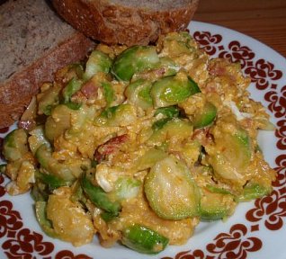 Míchaná vajíčka se sýrem a růžičkovou kapustou