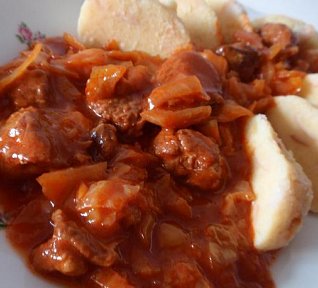 Zelný eintopf aneb guláš s hlávkovým zelím