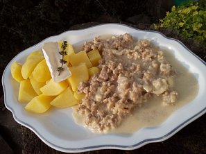 Smetanová omáčka s mletým masem a Hermelínem