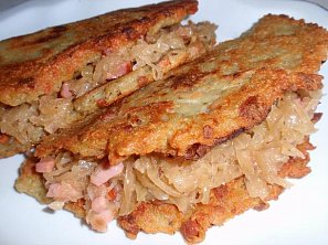 Bramboráky se zelnou směsí