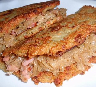 Bramboráky se zelnou směsí