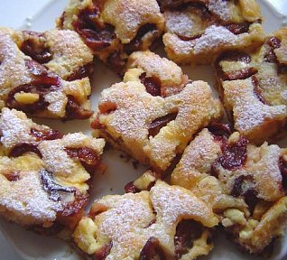 Švestková bublanina se smetanovou polevou