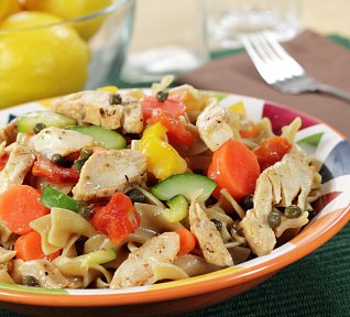 Těstovinový salát se zeleninou, masem a dresingem