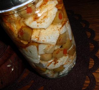 Naložený hermelín s olivami