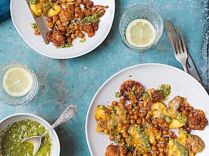 Pečený květák s křupavou cizrnou a bramborami na bouchačku