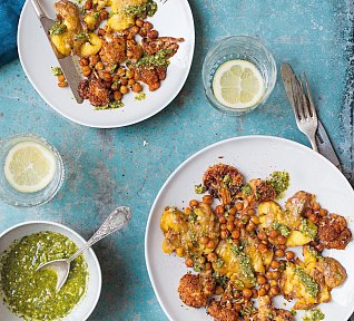 Pečený květák s křupavou cizrnou a bramborami na bouchačku