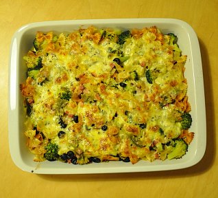 Zapečené těstoviny s brokolicí, sýrem a rajčaty