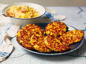 Zelňáky se zelným salátem