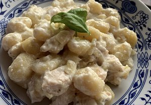 Gnocchi s kuřecím masem a smetanou