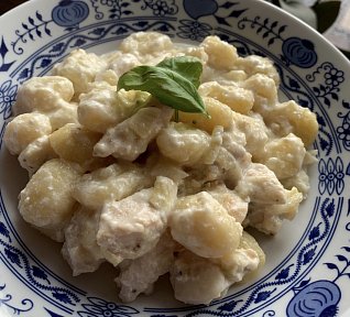 Gnocchi s kuřecím masem a smetanou Gnocchi s kuřecím masem a smetanou