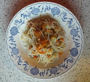 Rýžové nudle s česnekovou zeleninou a tuňákem