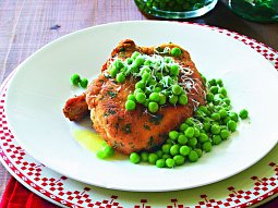 Kotletka v bylinkové strouhance s hráškem