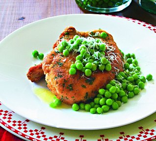 Kotletka v bylinkové strouhance s hráškem