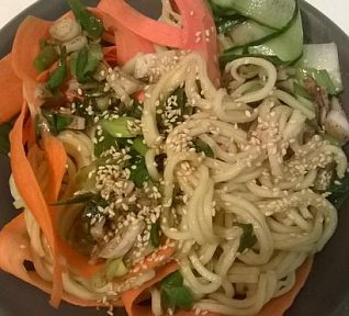 Sezamový nudlový salát