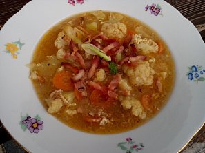 Květáková polévka se slaninou