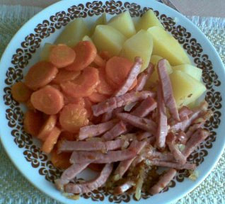 Uzené na cibuli s dušenou mrkví