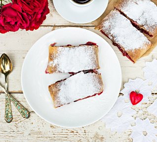 Třešňovo-makový závin