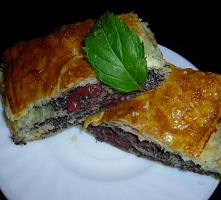 Makový závin s višněmi