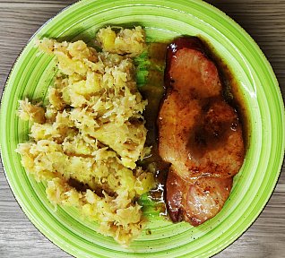 Uzená krkovice s lepenicí s kysaným zelím