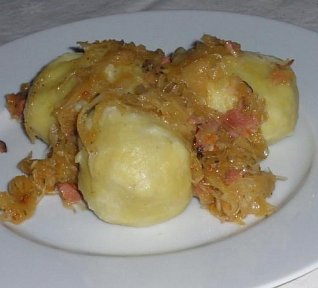 Bramborové knedlíky plněné směsí s anglickou slaninou