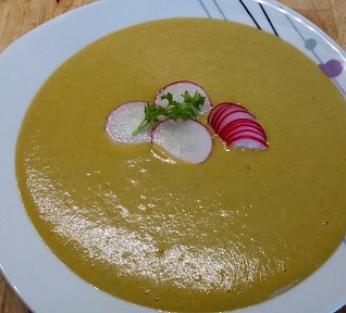 Zeleninová polévka s ředkvičkovými listy