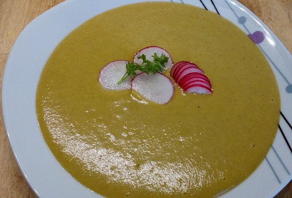 Zeleninová polévka s ředkvičkovými listy