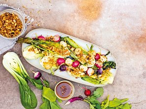 Grilovaný pak choi s ředkvičkami