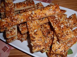 Kořeněné slané tyčinky nebo cukroví se semínky