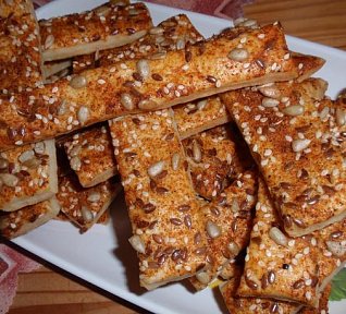 Kořeněné slané tyčinky nebo cukroví se semínky