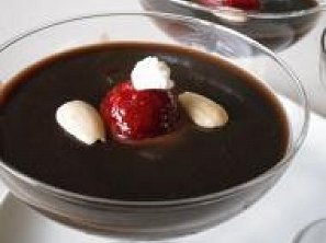 Čokoládový dezert s jahodami
