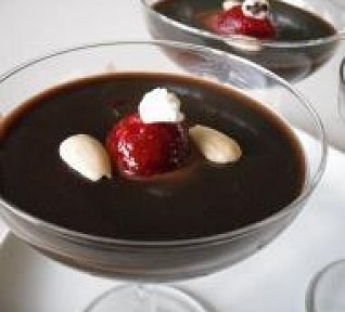 Čokoládový dezert s jahodami