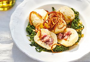 Plněné bramborové knedlíky se špenátem a cibulkou