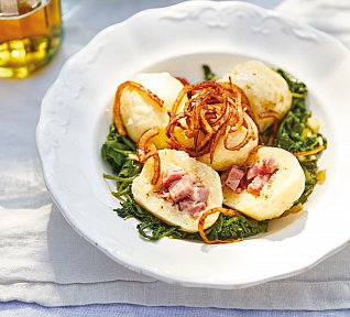 Plněné bramborové knedlíky se špenátem a cibulkou