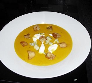 Karotkový krém s modrým sýrem